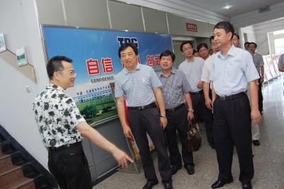 2011年8月，時任浙江省委組織部副部長莊躍成視察天通