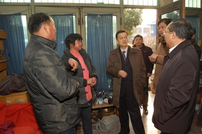 2011年春節(jié)前，公司董事長兼黨委書記潘建清親自到群益村村民家中走訪慰問